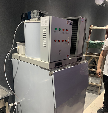 300公斤片冰機(jī)交付鄭州某生鮮便利店使用