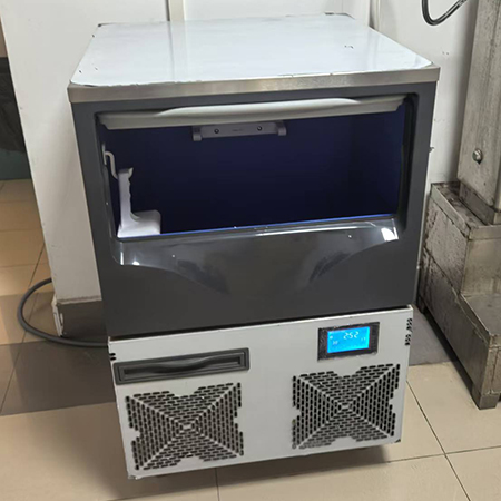 150公斤雪花制冰機(jī)交付河南某大學(xué)實驗室